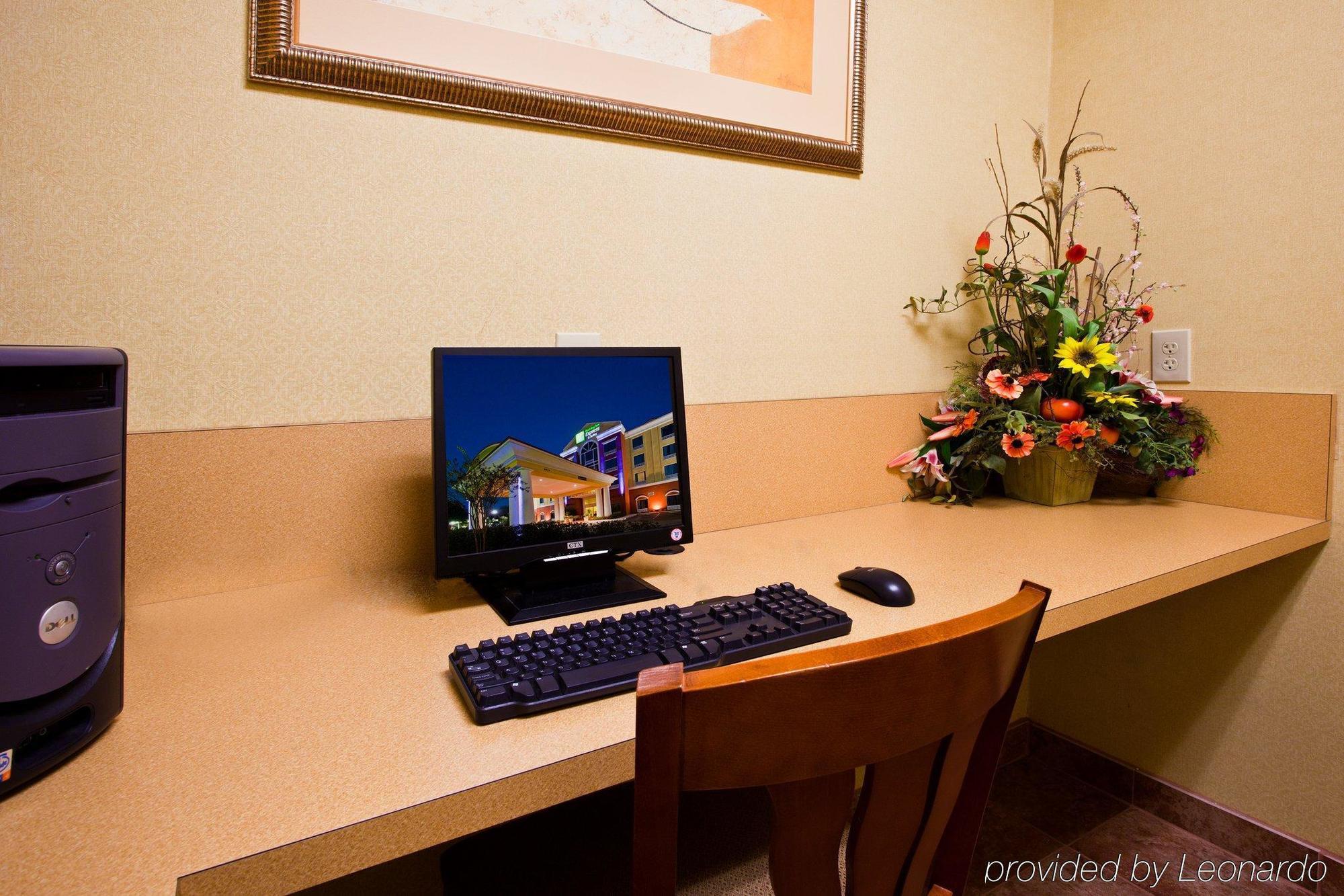 Holiday Inn Express Hotel & Suites Tampa-Fairgrounds-Casino By Ihg Ανέσεις φωτογραφία